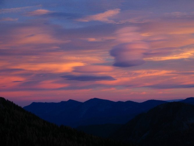 Later the clouds colors became even more dramatic.
The hamburger cloud seems to have some added toppings stacked above it.